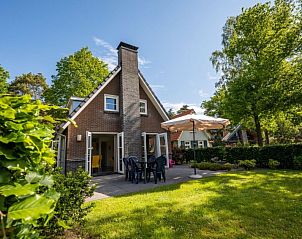 Gezellige tuin bij Vakantiehuis De Wiersse 6 in Lochem, Achterhoek, Gelderland, met terras en parasol.