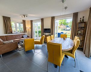 Ruime woonkamer in Vakantiehuis De Wiersse 6, Lochem, Achterhoek, Gelderland, met comfortabele zitplek.