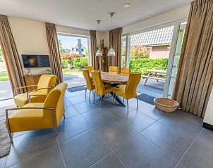 Eetkamer in Vakantiehuis De Wiersse 6, Lochem, Achterhoek, Gelderland, met grote ramen en uitzicht.