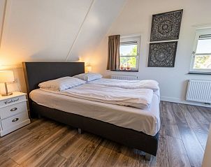 Gezellige slaapkamer in Vakantiehuis De Wiersse 6, Lochem, Achterhoek, Gelderland, met houten vloer.