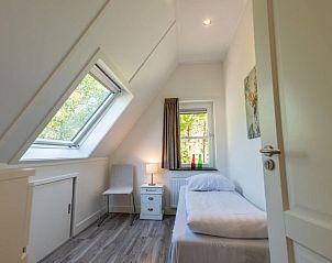 Knusse eenpersoonskamer in Vakantiehuis De Wiersse 6, Lochem, Achterhoek, Gelderland, met dakraam.