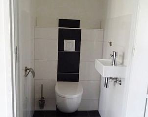 Compact toilet in Vakantiehuis De Wiersse 6, Lochem, Achterhoek, Gelderland, met moderne afwerking.