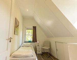 Lichte eenpersoonskamer in Vakantiehuis De Wiersse 6, Lochem, Achterhoek, Gelderland, met schuin dak.