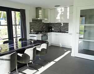 Keuken en eetruimte in Vakantiehuis De Wiersse 6, Lochem, Achterhoek, Gelderland, met modern design.