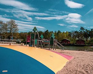 Kinderspeelplaats bij Vakantiehuis De Wiersse 6, Lochem, Achterhoek, Gelderland, met kleurrijke glijbanen.