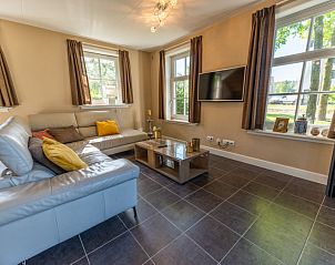 Gezellige woonkamer in Vakantiehuis Bronckhorst 6, Lochem, Achterhoek, Gelderland, met moderne inrichting.