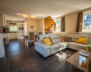 Open woonkamer en eetruimte in Vakantiehuis Bronckhorst 6, Lochem, Achterhoek, Gelderland, met veel lichtinval.