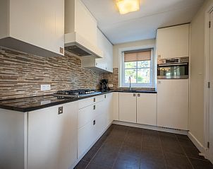 Moderne keuken in Vakantiehuis Bronckhorst 6, Lochem, Achterhoek, Gelderland, met strakke afwerking.