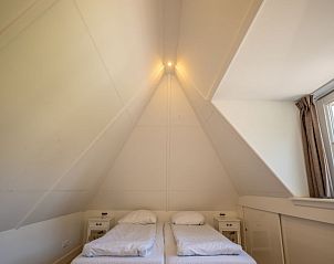 Hoofdslaapkamer in Vakantiehuis Bronckhorst 6, Lochem, Achterhoek, Gelderland, met unieke architectuur.