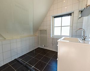 Badkamer in Vakantiehuis Bronckhorst 6, Lochem, Achterhoek, Gelderland, met moderne voorzieningen.