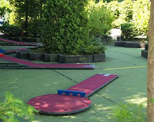 Groene minigolfbaan bij Vakantiehuis Bronckhorst 6, Lochem, Achterhoek, Gelderland, voor recreatie.