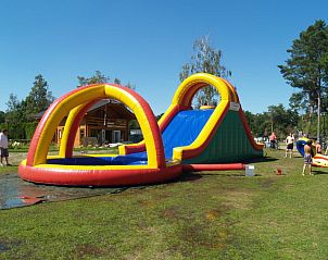 Opblaasbare waterglijbaan bij Vakantiehuis Bronckhorst 6, Lochem, Achterhoek, Gelderland, voor zomerse pret.