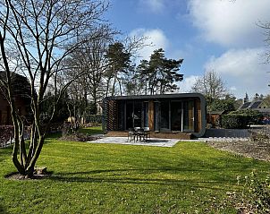 Modus Sauna 4 vakantiehuis in Lochem, Achterhoek, Gelderland, omgeven door groene natuur en een uitnodigend terras.