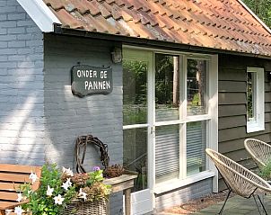 Zonnig terras van Huisje in Lochem, vakantiehuis in de Achterhoek, ideaal voor ontspanning.