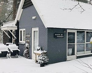 Sneeuw bedekt Huisje in Lochem, charmant vakantiehuis in winterse Achterhoek, Gelderland.