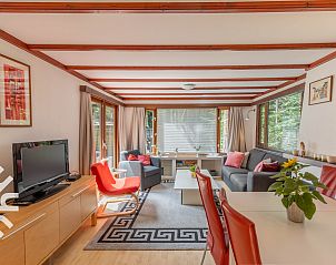 Binnenruimte met tv in DG1545 vakantiehuis, Lochem, Achterhoek, Gelderland.