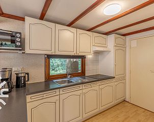 Keuken en woonkamer in DG1545 vakantiehuis in Lochem, Achterhoek, Gelderland.