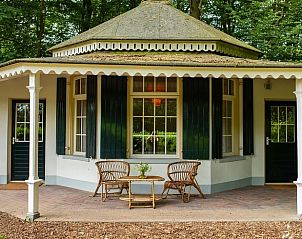 Gezellig terras bij Vakantiehuis in Lochem, omringd door de natuur van de Achterhoek, Gelderland.