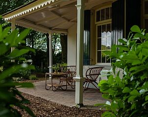 Veranda van Vakantiehuis in Lochem met uitzicht op groene omgeving in de Achterhoek, Gelderland.
