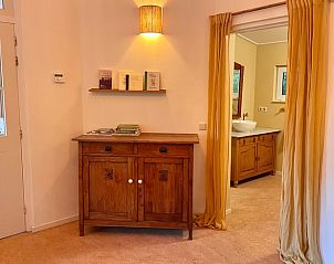 Stijlvolle slaapkamer in Vakantiehuis in Lochem, Achterhoek, Gelderland met houten meubelen.