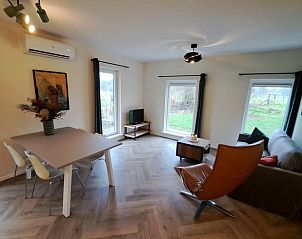 Stijlvolle woonkamer in Vakantiehuisje in Lochem met uitzicht op de natuur van de Achterhoek, Gelderland.