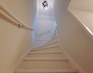 Trap in Vakantiehuisje in Lochem, leidt naar de bovenverdieping van deze vakantiewoning in de Achterhoek, Gelderland.