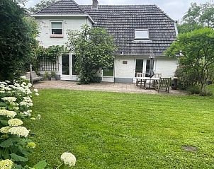 Ruime tuin bij Vakantiehuis in Lochem, omgeven door natuur in de Achterhoek, Gelderland.
