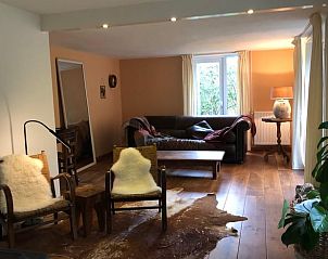 Gezellige woonkamer in Vakantiehuis in Lochem, ideaal voor ontspanning in de Achterhoek, Gelderland.