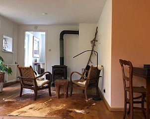 Sfeervolle zithoek in Vakantiehuis in Lochem met houtkachel in de Achterhoek, Gelderland.