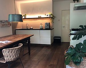 Eetruimte in Vakantiehuis in Lochem met houten tafel, gelegen in de Achterhoek, Gelderland.