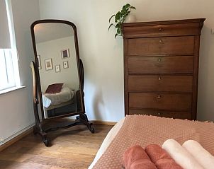 Stijlvolle slaapkamer in Vakantiehuis in Lochem met houten meubels in de Achterhoek, Gelderland.