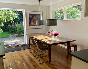 Eetkamer in Vakantiehuis in Lochem met uitzicht op de tuin in de Achterhoek, Gelderland.