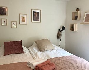 Comfortabele slaapkamer in Vakantiehuis in Lochem met kunst aan de muur in de Achterhoek, Gelderland.