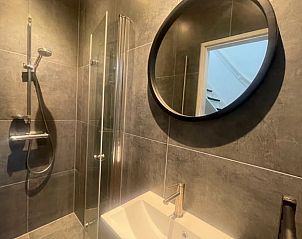 Moderne badkamer in Vakantiehuis in Lochem met luxe douche in de Achterhoek, Gelderland.