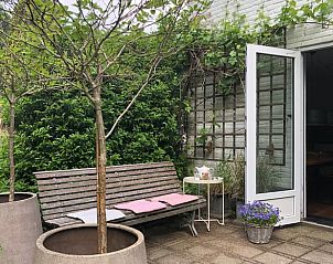 Rustige zithoek op het terras van Vakantiehuis in Lochem in de Achterhoek, Gelderland.