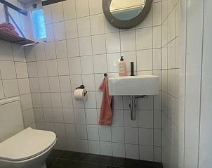 Stijlvolle badkamer in Vakantiehuis in Lochem met moderne inrichting in de Achterhoek, Gelderland.