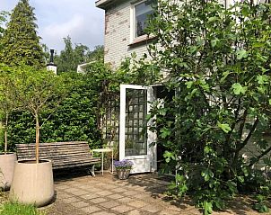 Zonnig terras bij Vakantiehuis in Lochem met groene omgeving in de Achterhoek, Gelderland.