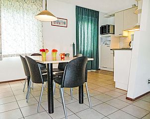 Eetruimte in Vakantiehuis 4L, Lochem, Achterhoek met een ruime tafel en stoelen voor gezellige familiediners in Gelderland.