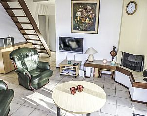 Gezellige woonkamer met open haard in Vakantiehuis 4L, Lochem, Achterhoek, ideaal voor ontspanning in Gelderland.