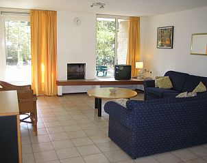 Heldere woonkamer in Vakantiehuis 4L, Lochem, Achterhoek met grote ramen voor veel natuurlijk licht in Gelderland.