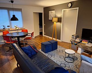 Gezellige eetkamer in Vakantiehuis 4L, Lochem, Achterhoek met een ronde tafel voor intieme maaltijden in Gelderland.