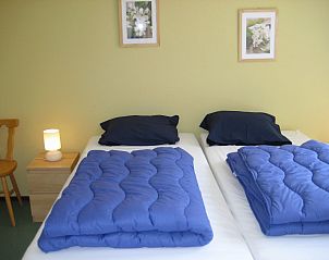 Ruime slaapkamer in Vakantiehuis 4L, Lochem, Achterhoek met zachte bedden voor een ontspannen verblijf in Gelderland.