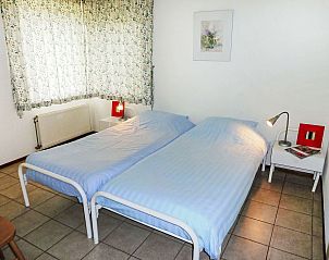 Stijlvolle slaapkamer in Vakantiehuis 4L, Lochem, Achterhoek met moderne meubels en uitzicht op de natuur in Gelderland.