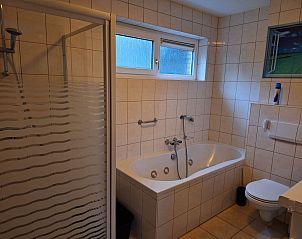 Terras bij Vakantiehuis 4L, Lochem, Achterhoek met tuinmeubilair voor ontspannen buiten dineren in Gelderland.