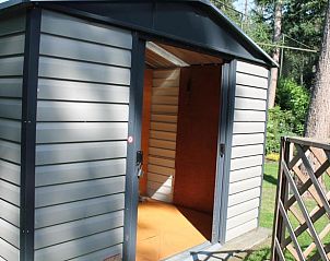 Open schuur in de tuin van Vakantiehuisje in Lochem, ideaal voor opslag.