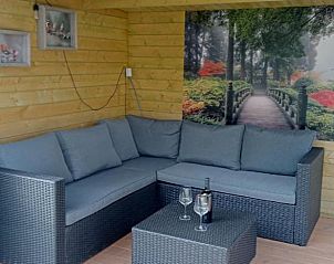Comfortabele zithoek in de veranda van Vakantiehuisje in Lochem, Gelderland.