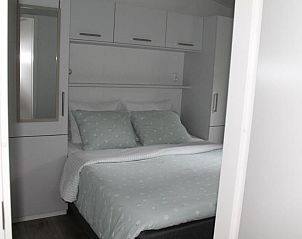 Hoofdslaapkamer in Vakantiehuisje in Lochem, comfortabel en modern ingericht.
