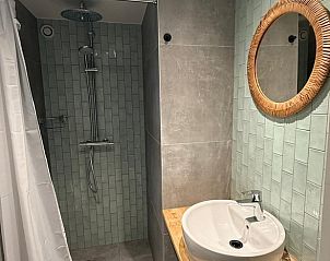 Modern bathroom in Holiday home in Lochem, Achterhoek, Gelderland, with shower and sink.