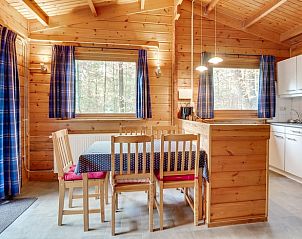 Ruime eetkamer in Vakantiehuisje in Hengelo, Gelderland met houten details en veel licht.