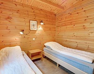 Slaapkamer met twee bedden in Vakantiehuisje Hengelo, Achterhoek, ideaal voor gezinnen.